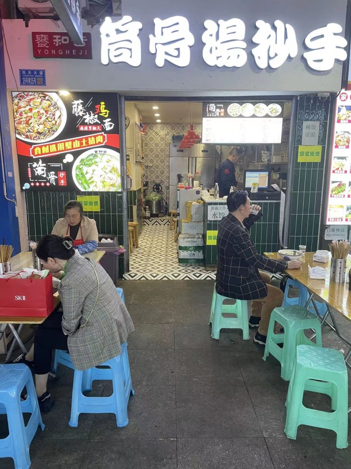 经营多年面馆转让，快餐店，可外摆，正常经营每天两千+